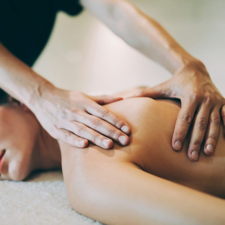 MASSAGE TONIQUE CAVAILLON Femme avec des jambes légeres et toniques