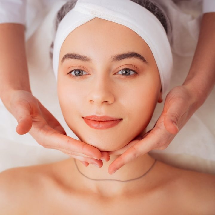 RITUEL DETENTE VISAGE ET HAUT DU CORPS - CAVAILLON Femme recevant un massage du visage