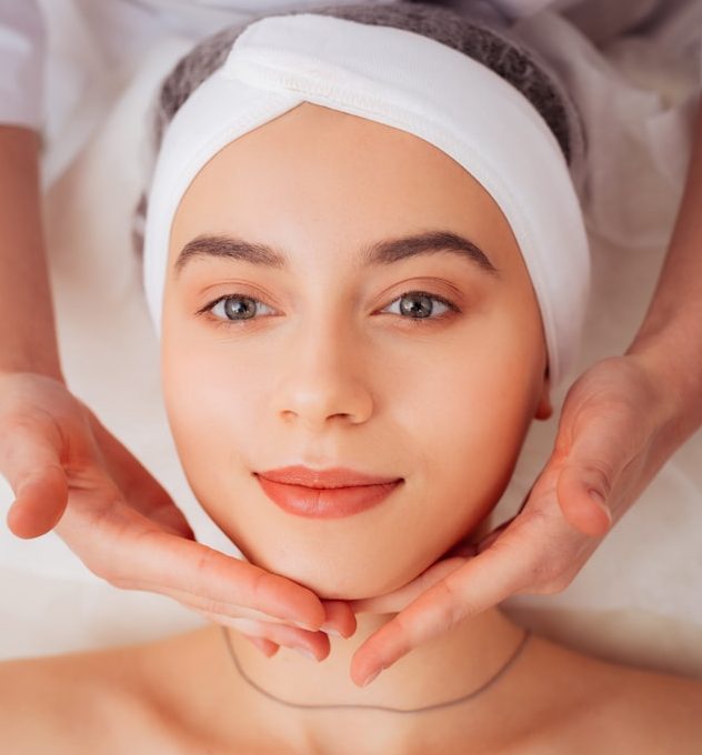 RITUEL DETENTE VISAGE ET HAUT DU CORPS - CAVAILLON Femme recevant un massage du visage